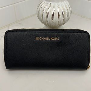 Michael KORS Zip Around Black Saffiano Wallet